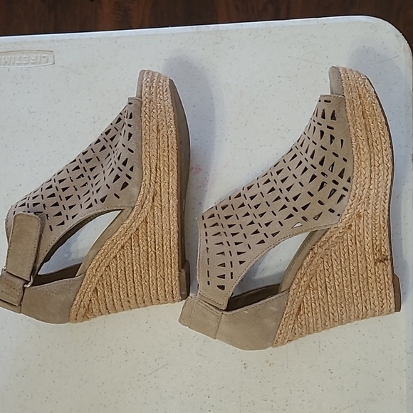Marc Fisher Peep-Toe Wedge Sandals with cutout detail size 6.5 - Picture 4 of 13